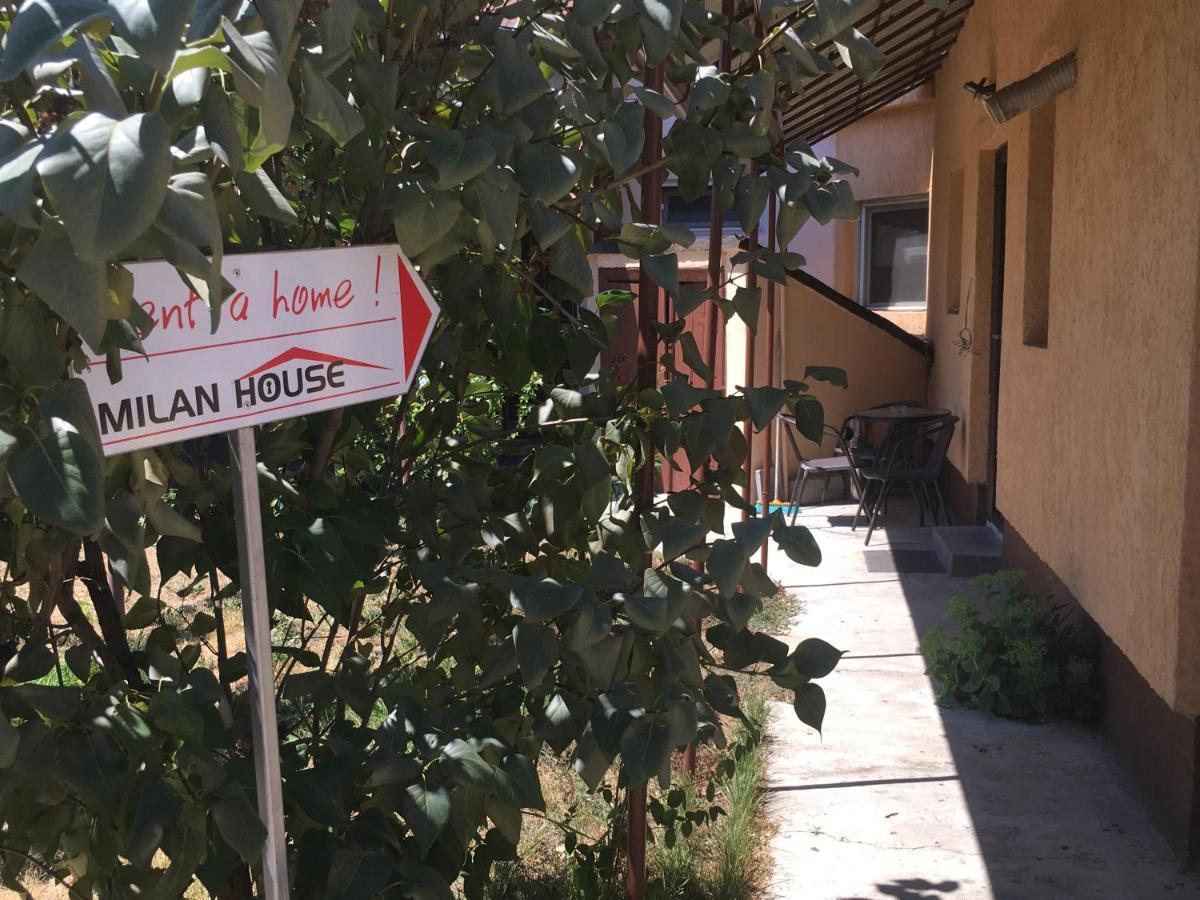 Milan House Apartment Arad Bagian luar foto